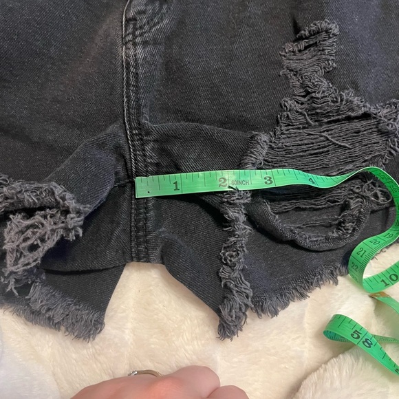 American Eagle Sz 2 Black Distressed High Rise Beach Concert Summer Mom Shorts - Picture 7 of 12